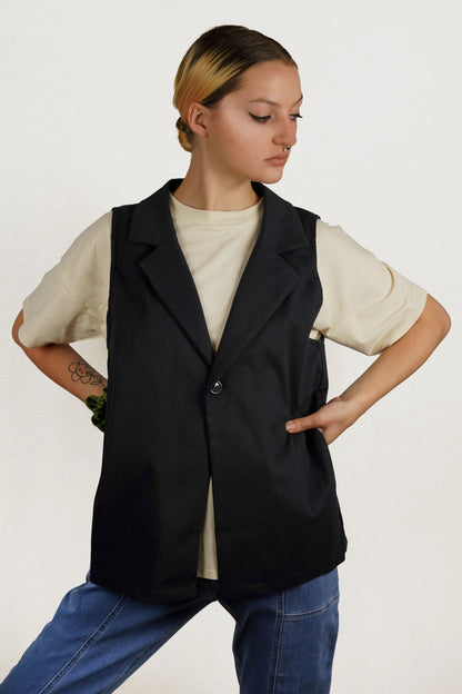 THE SLEEVELESS JACKET